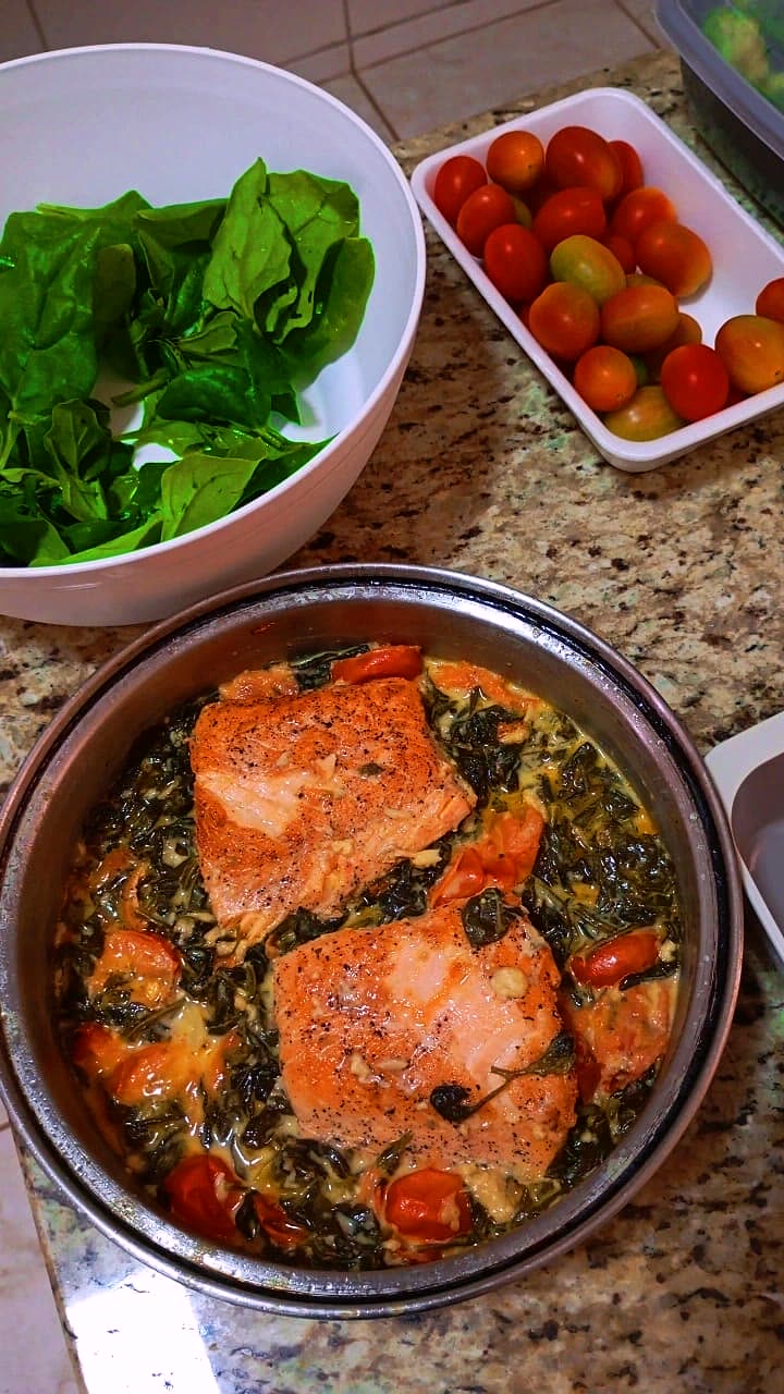 Salmão ao molho com espinafre e tomate