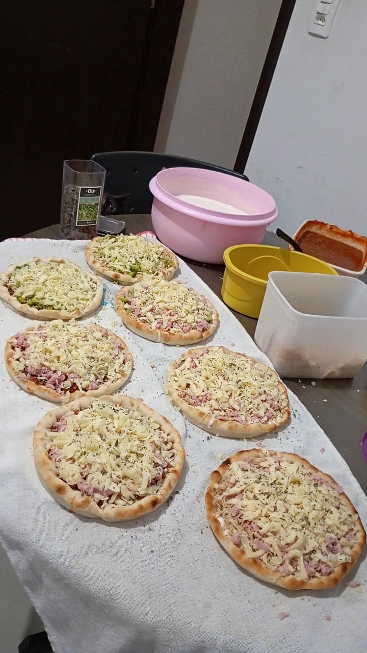 Esfirras abertas na bandeja